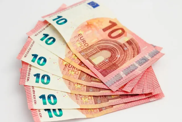 Kiểm tra tiền giả tại quầy sao cho chắc và nhanh
