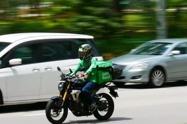 Liên kết quán ăn với dịch vụ giao hàng thêm lời